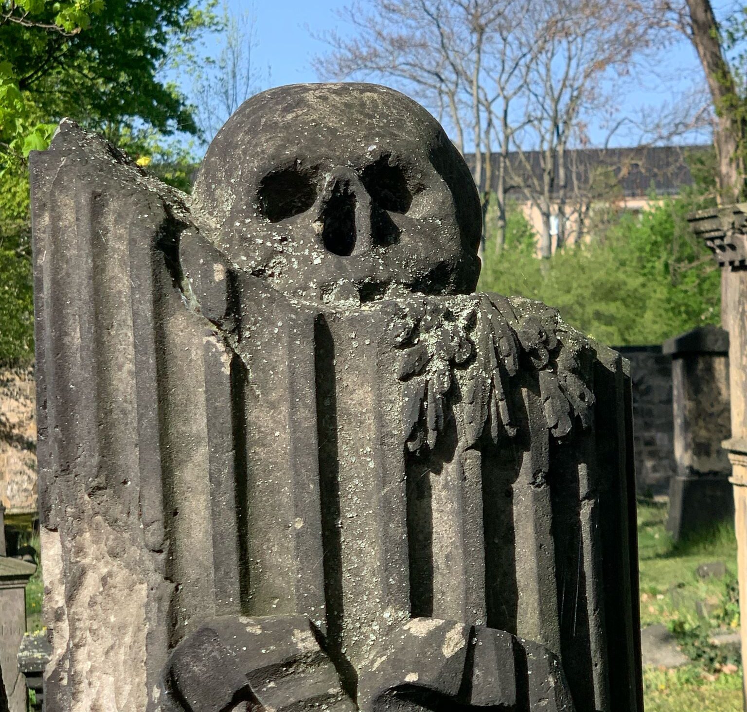 Totenschädel auf einer klassizistischen Säule